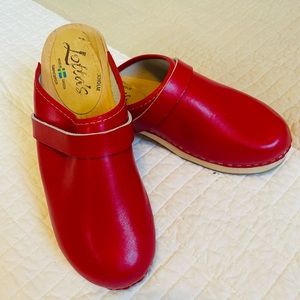 Lotta From Stockholm red leather low wooden heel clog